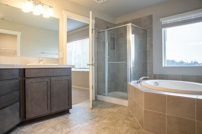 Building Photo - 3006 Mahogony St NE - corner lot