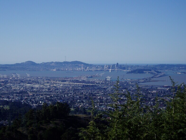 Building Photo - 6100 Skyline Blvd