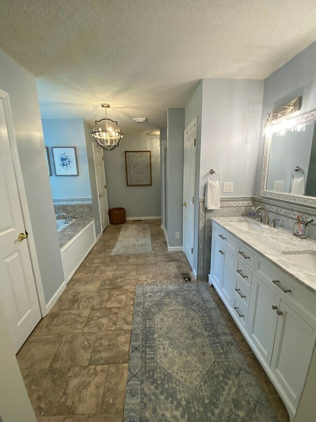 Building Photo - 3 Bedroom 2 Bath house with attached garag...