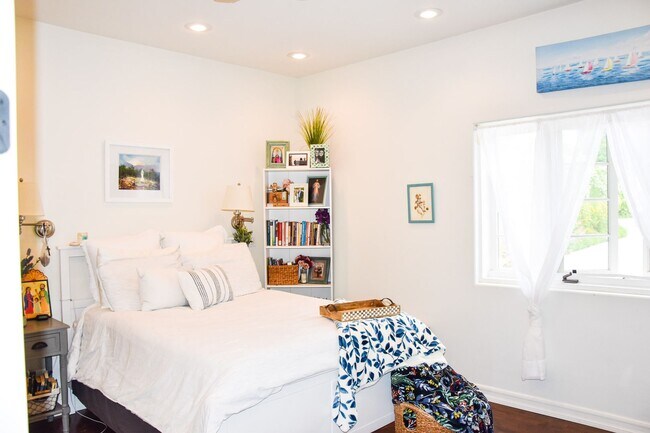 Building Photo - 8325 La Bajada Ave