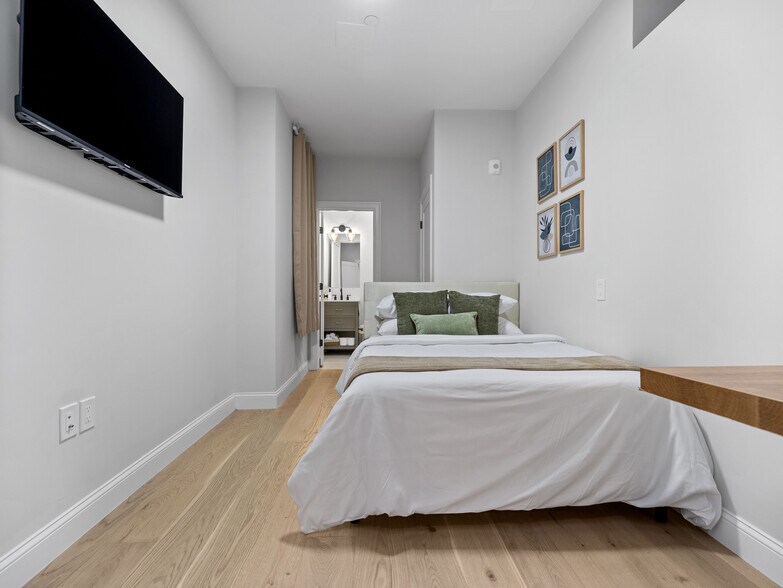 Building Photo - 566 Dorchester Ave