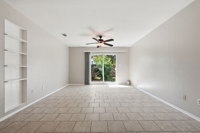 Building Photo - 8160 Stonebrook Dr