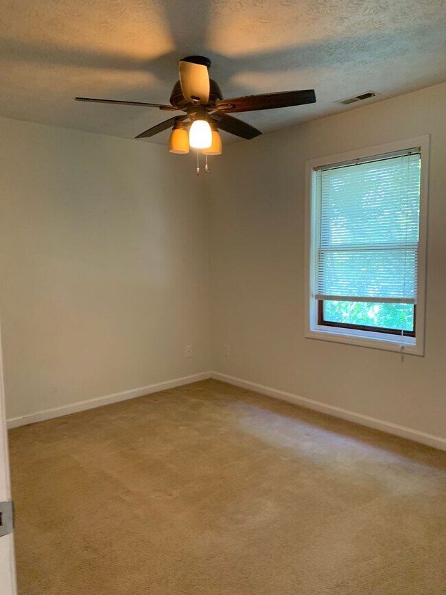 Building Photo - 3 Bedroom 1 Bath House