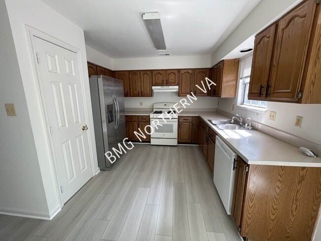 Building Photo - 865 Tall Oaks Square