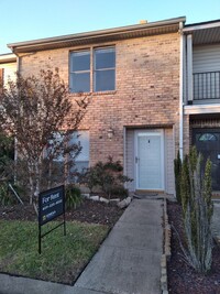 Building Photo - 2 Bedroom, 2.5 Bath, 2 Car Garage Townhouse!