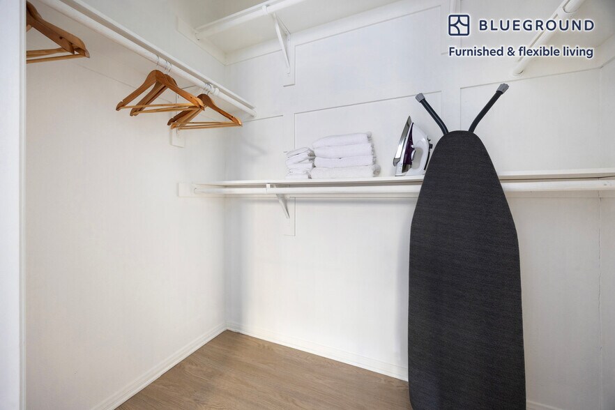 Building Photo - 2225 S Beverly Glen Blvd