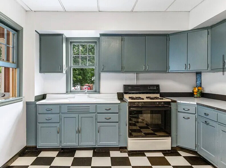 Building Photo - 2628 Quincy St NE