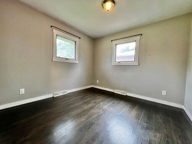 Building Photo - Beautifully Remodeled 5 Bed 2 Bath House i...
