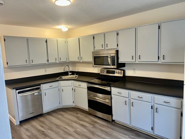 Building Photo - 515 Scott Rd