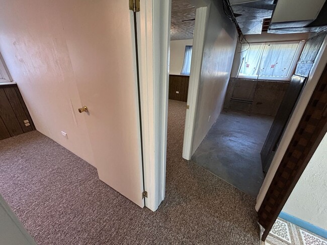 Building Photo - 5 Bed 2 Bath Home with 2 Car Attached Garage in Quiet Nice Neighborhood.