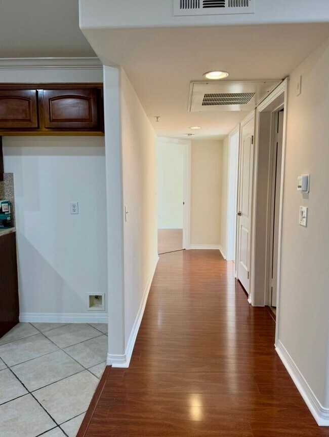 Building Photo - Spacious 2 bedroom condo in Van Nuys