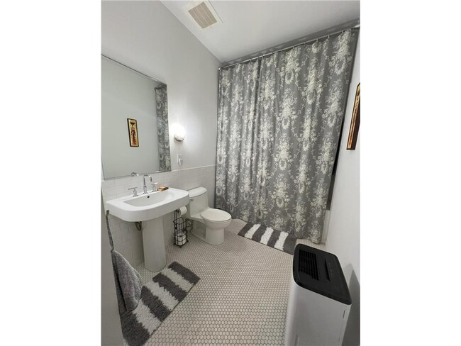 Building Photo - 214 4th St E