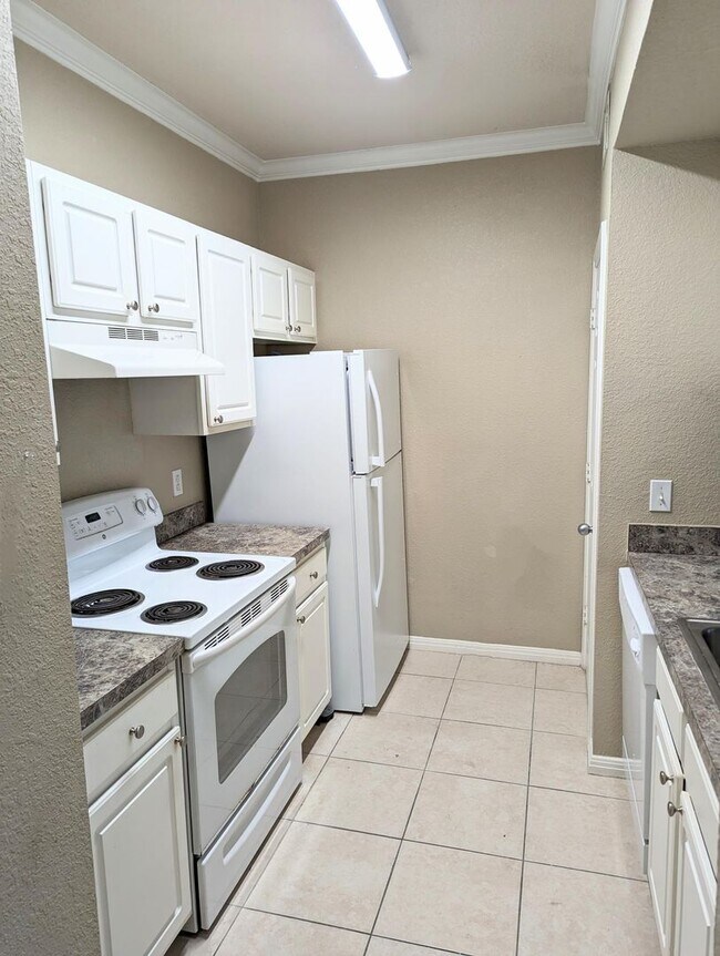 Building Photo - Clean, spacious renovated 1x1 with balconet & washer/dryer