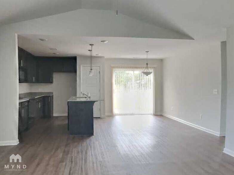 Building Photo - 125 Cook St