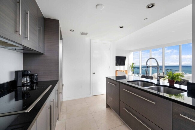 Building Photo - 485 Brickell Ave