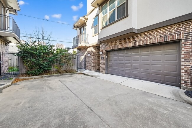 Building Photo - 1621 Rosewood St