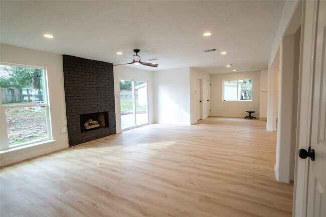 Building Photo - 3547 Glenwood Springs Dr