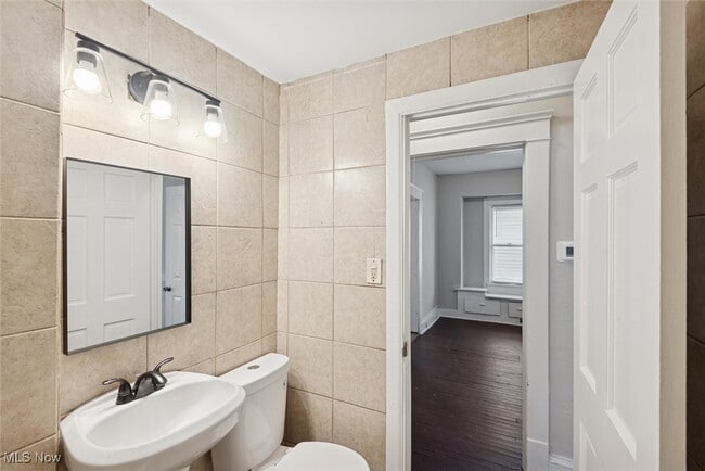 Building Photo - 2302 Saratoga Ave