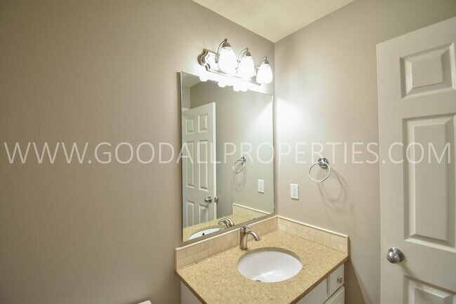 Building Photo - 3 Bedroom Home in West Des Moines