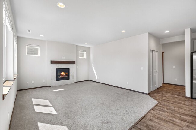 Building Photo - Newer 5 Bedroom Home off Loxie Eagans! Min...
