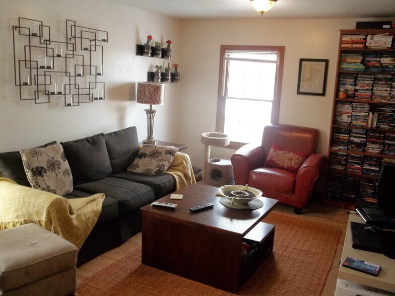 large living room - 801 N Randolph St