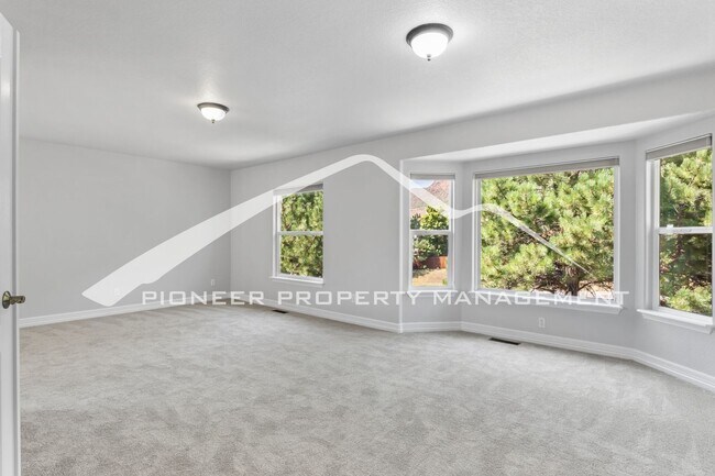 Building Photo - Low-Maintenance Living in Desirable West Side Neighborhood 5 bd, 2 car garage and AC