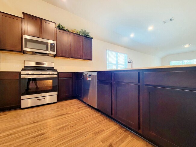 Building Photo - Modern & Spacious 3BR/2BA Home with Covere...