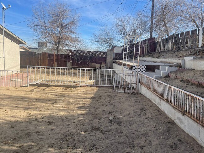 Building Photo - Victorville, 3 Bedroom, 2 Bathrooms, Large...