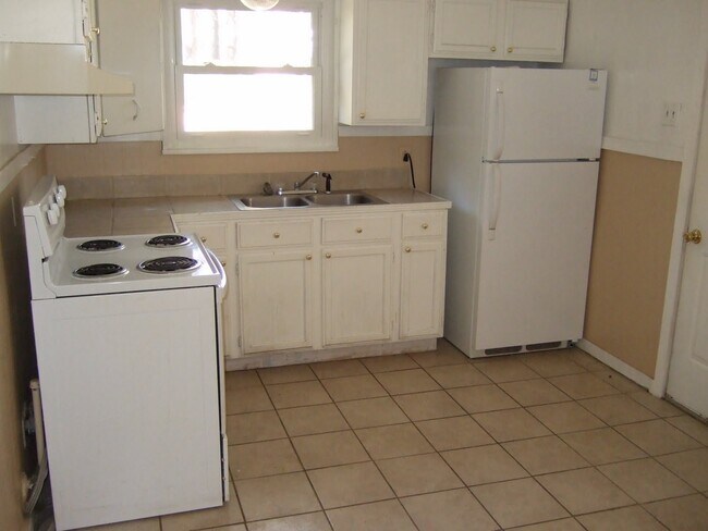 Building Photo - 626 Meadowview Dr