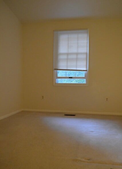 2nd floor bedroom2 - 17129 Briardale Rd