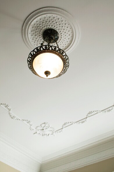 High cielings with historic details - 1323 Eutaw Pl