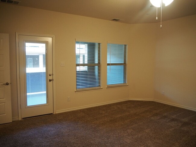 Building Photo - 2407 Klamath Dr