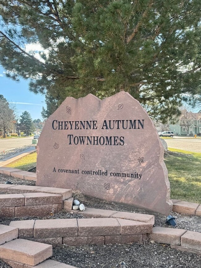 Building Photo - Cozy 2 bedroom Townhouse in Cheyenne Mountain with VIEWS of mountains