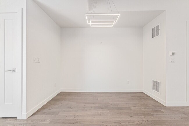 Building Photo - Beautiful Sloans lake Two Bed / Two and a ...