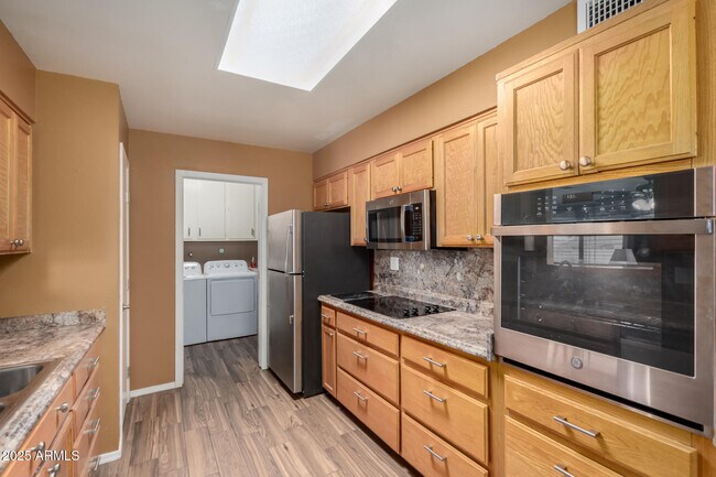 Building Photo - 9430 W Arrowhead Dr