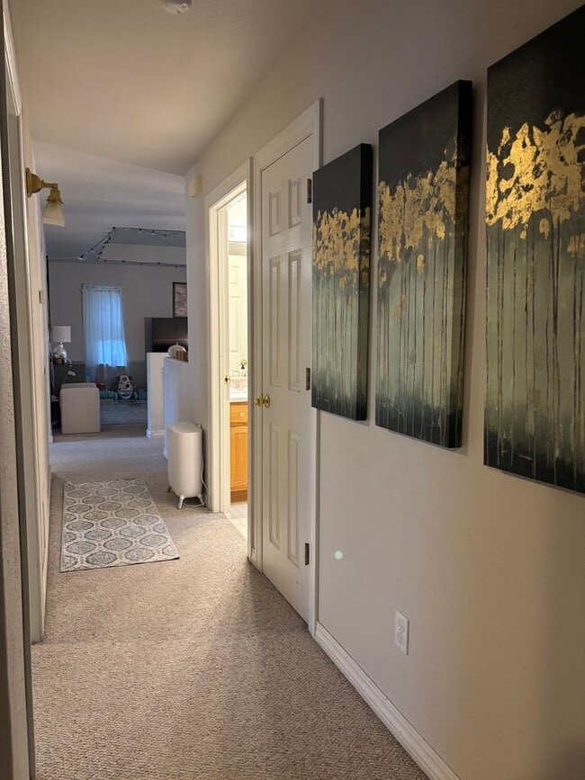 Building Photo - Beautiful house near walking trails and the hospital. Beautiful views of the Bridger Mountains