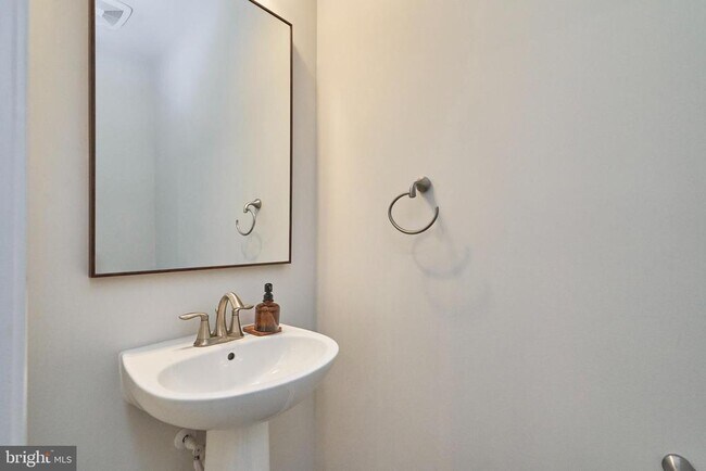 Building Photo - 45116 Kincora Dr