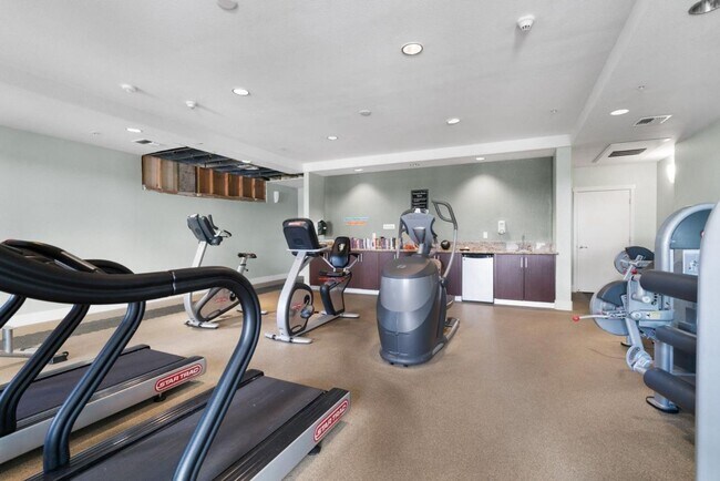 Building Photo - Luxury condo in the heart of downtown Santa Cruz!