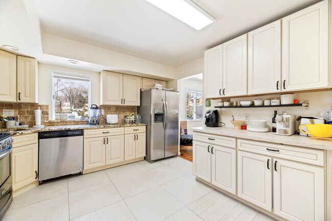 Building Photo - 446 Roedel Plz