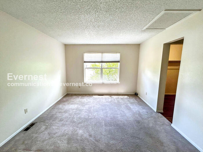 Building Photo - 6659 Gambol Quail Dr E