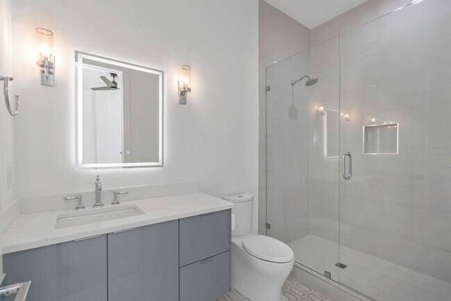 Building Photo - Stunning Custom Built Residence in the Exc...