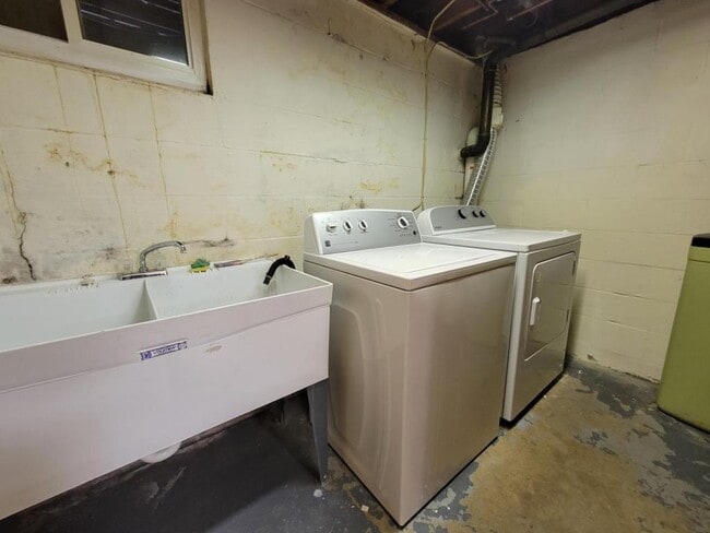 Building Photo - 137 Rosemont Dr