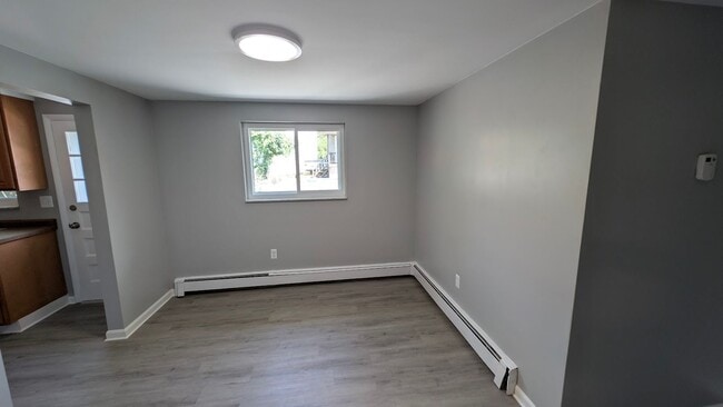 Building Photo - Whitaker / Homestead - 2 BR Single Family, Large Fenced Yard, Garage