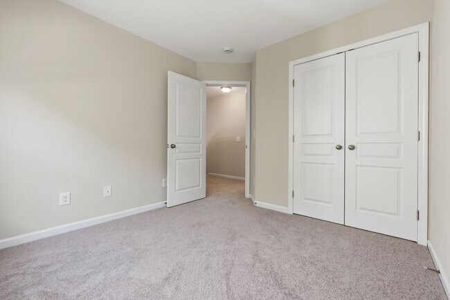 Building Photo - 3 Bedroom Townhouse in Braddock Park Community - Available May 8!