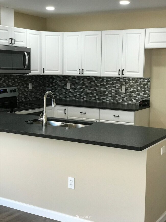 Building Photo - Conveniently Located Eastgate Home with Garage