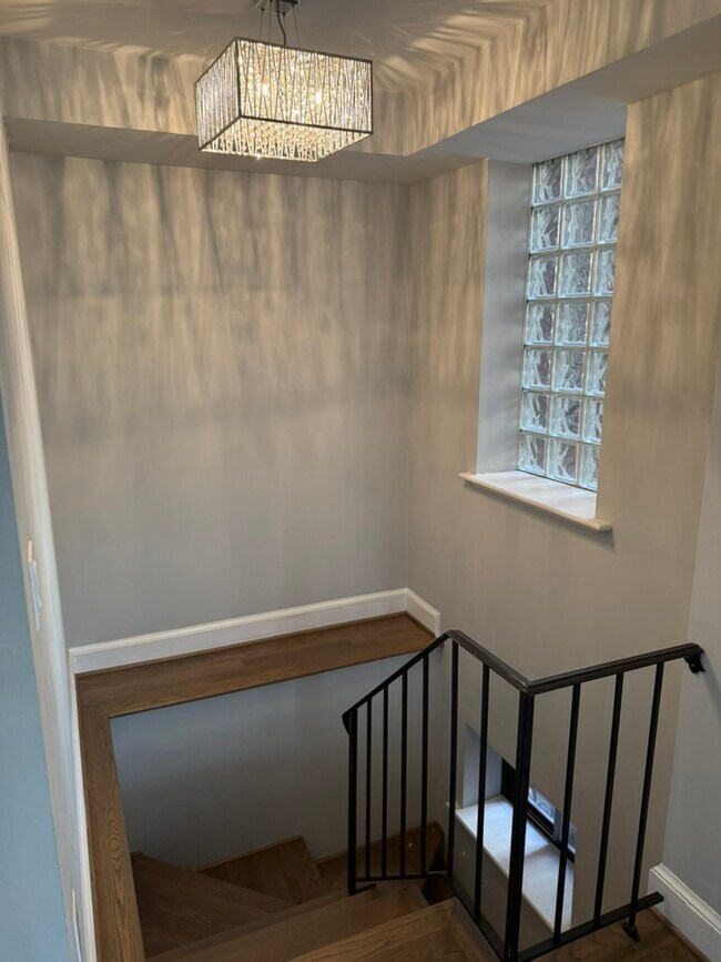 Building Photo - 661 Morris Pl NE