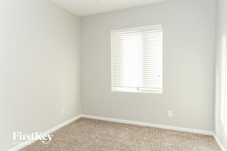 Building Photo - 9720 N Fast Elk St