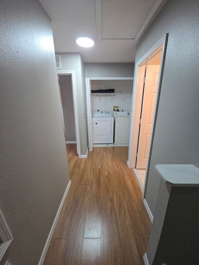 Building Photo - 3/3 Townhome In Valrico