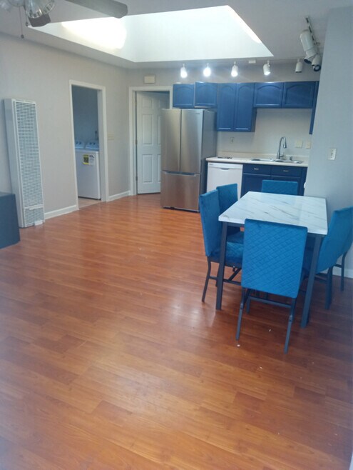 Building Photo - 200 Illinois St