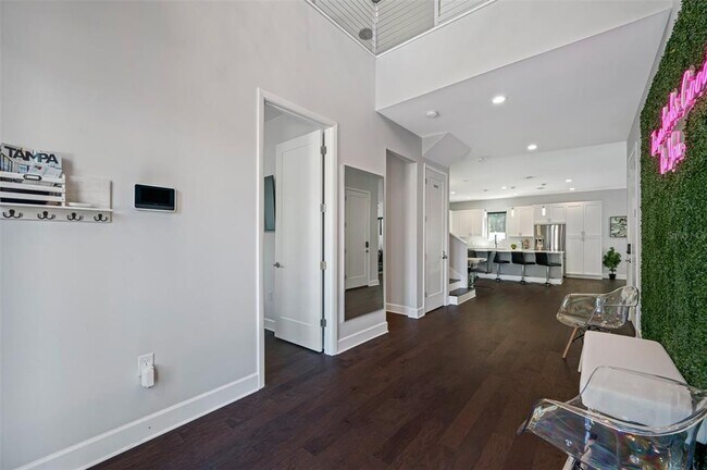 Building Photo - 902 W Plymouth St